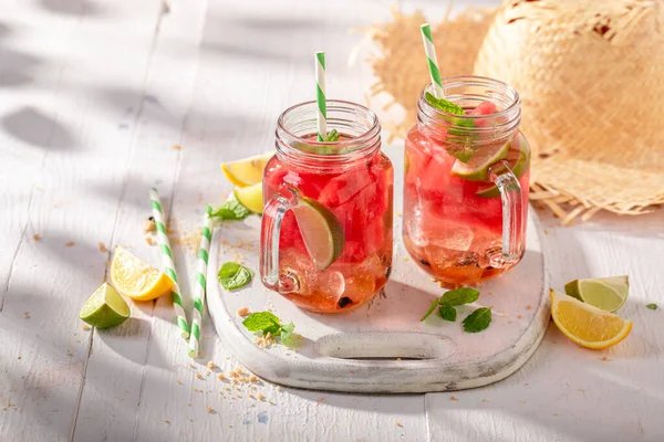 Hälsosam Lemonad Med Vattenmelon Och Myntablad Säsongsbetonad Fruktsaft — Stockfoto
