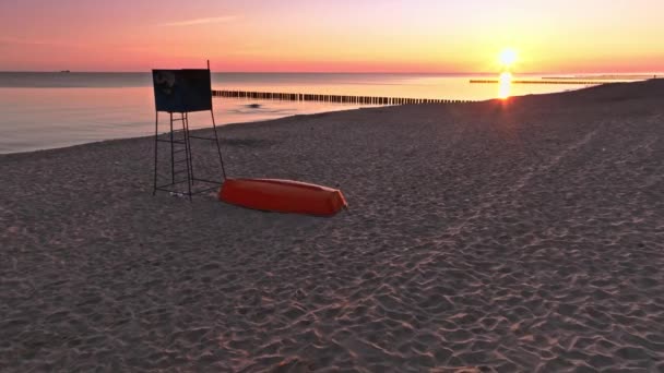 Pantai Dengan Pondok Penjaga Pantai Dan Perahu Saat Matahari Terbit — Stok Video