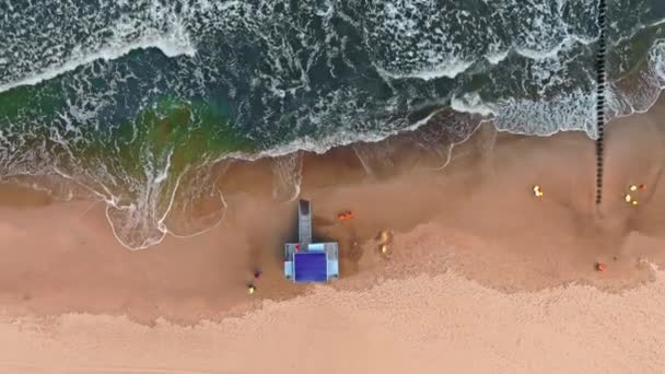 Torre Salvavidas Playa Junto Mar Báltico Con Grandes Olas Polonia — Vídeo de stock
