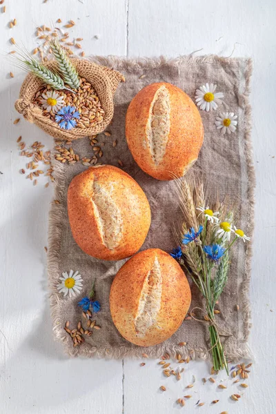Zelfgemaakte Broodjes Met Granen Korenbloemen Van Het Veld Rollen Omgeven — Stockfoto