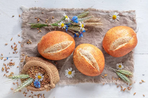 Lekkere Broodjes Met Tarwe Oren Bloemen Vers Gebakken Broodjes Het — Stockfoto