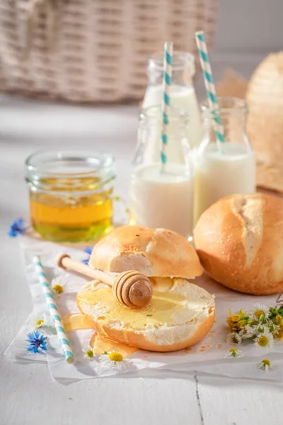 Hjemmelagde Søte Hveteboller Til Lunsj Frokost Med Melk Honning – stockfoto