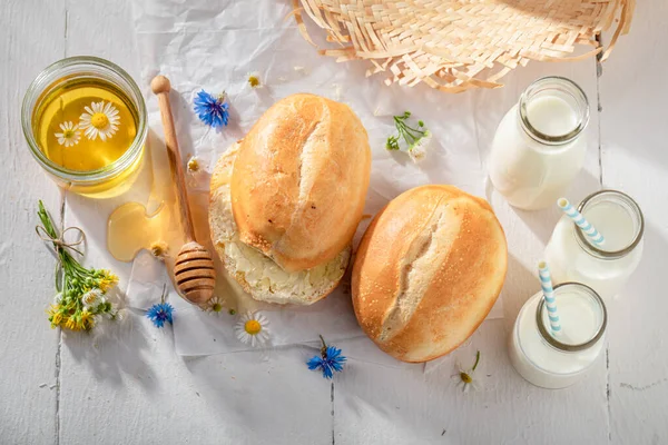 Velsmakende Ferske Hveteboller Til Frokost Frokost Med Melk Honning – stockfoto