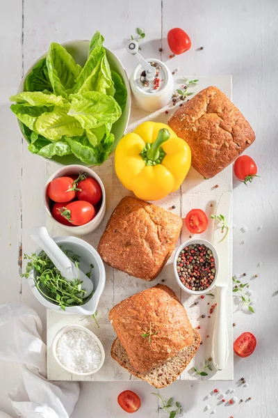 Хрустящие Домашние Булочки Ингредиентами Сэндвича Булочки Овощами — стоковое фото