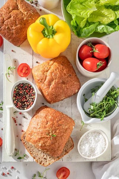 Lente Lekkere Broodjes Met Groenten Specerijen Buns Met Gezonde Voorjaarsingrediënten — Stockfoto