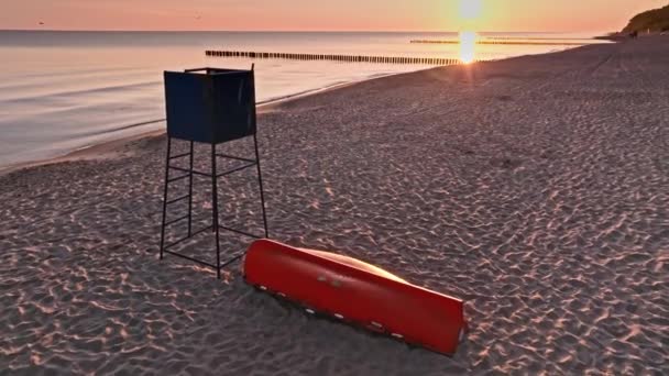 Ανατολή Ηλίου Στην Παραλία Ναυαγοσώστη Καλύβα Και Βάρκα Στη Βαλτική — Αρχείο Βίντεο