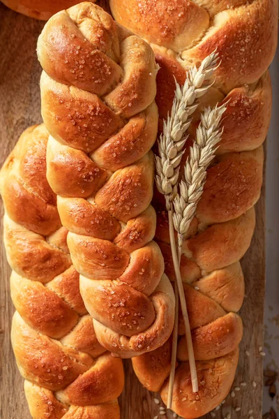 Mehrkorn Und Hausgemachtes Brot Mit Ähren Und Getreide Brot Auf — Stockfoto