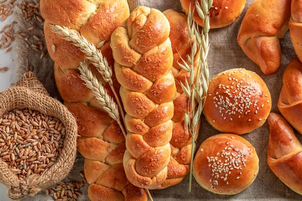 Gesundes Und Schmackhaftes Brot Mit Ähren Und Getreide Brot Auf — Stockfoto