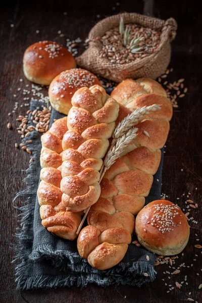 耳と穀物のパンのラスチックで新鮮なパン 自家製パン — ストック写真