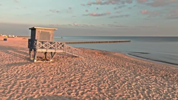 발트해 폴란드에 일출에 해변에 오두막을 — 비디오