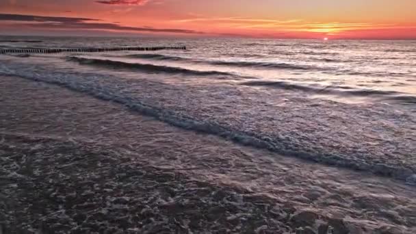 Spokojny Zachód Słońca Nad Bałtykiem Falami Słońcem Horyzoncie Widok Lotu — Wideo stockowe