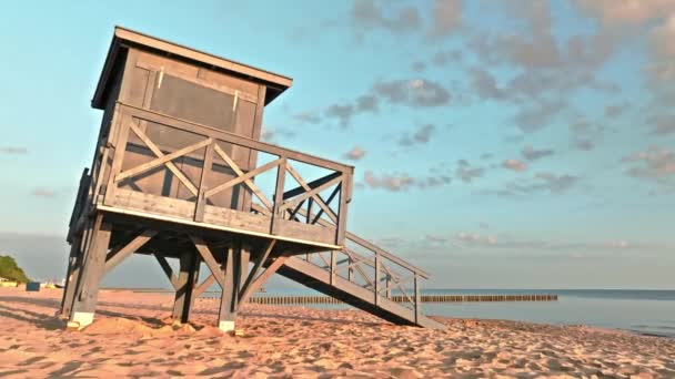กระท อมไลฟ การ ดบนชายหาดตอนพระอาท มทะเลบอลต โปแลนด — วีดีโอสต็อก
