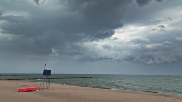 Plavčík Člun Pláži Během Bouře Baltského Moře Polsko — Stock video