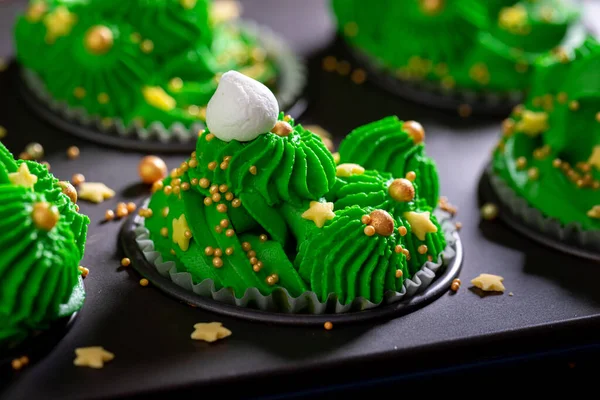 Köstliche Grüne Cupcakes Mit Grüner Blütencreme Einzigartiges Dessert Der Weihnachtsbaumform — Stockfoto
