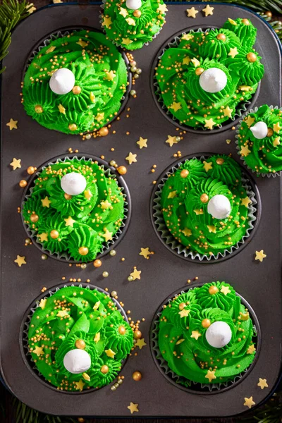 Cupcakes Verdes Saborosos Com Polvilhas Para Natal Sobremesa Única Nas — Fotografia de Stock