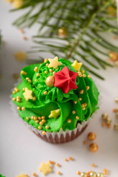 Leckere Grüne Cupcakes Aus Streusel Und Schlagsahne Einzigartiges Dessert Der — Stockfoto
