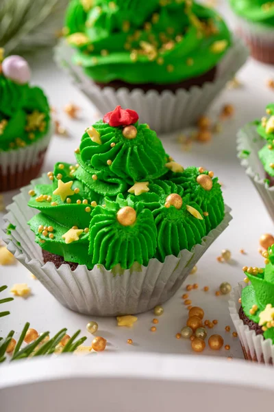 Hermosos Pastelitos Verdes Hechos Crema Verde Para Navidad Postre Único — Foto de Stock