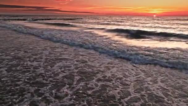 Auringonlasku Itämerellä Aallot Aurinko Horisontissa Ilmakuva Puolaan — kuvapankkivideo