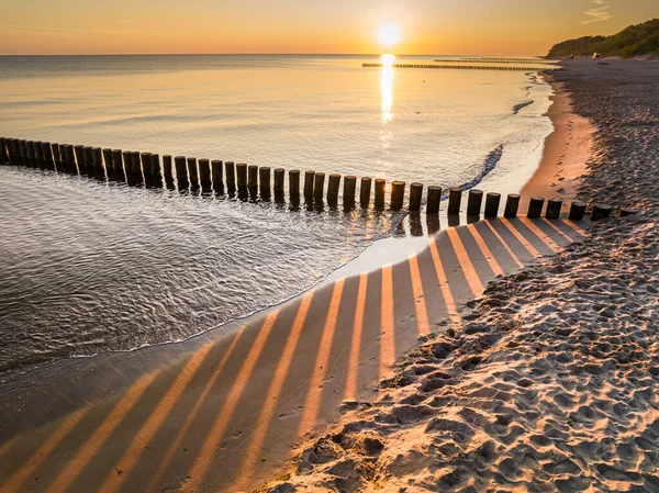Auringonnousu Itämeren Yli Aallonmurtajan Läpi Kulkevat Auringonsäteet — kuvapankkivalokuva