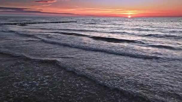 Захід Сонця Спокійним Балтійським Морем Хвилями Сонцем Горизонті Вигляд Повітря — стокове відео