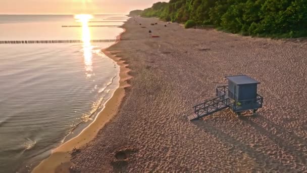 Plavčík Při Východu Slunce Pláži Baltské Moře Polsko — Stock video
