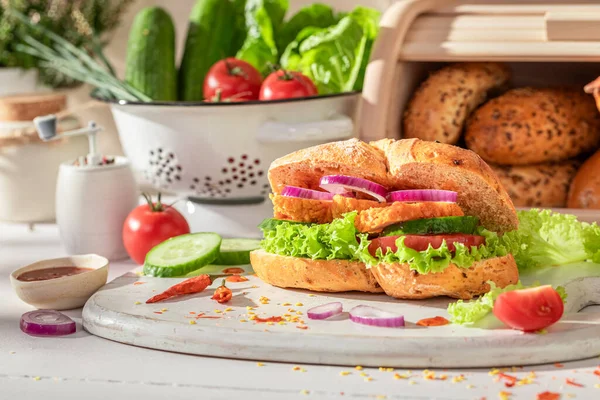 Krydret Deilig Smørbrød Med Kylling Tomat Salat Sandwich Med Kylling – stockfoto