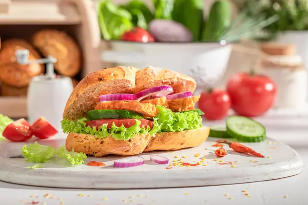 Fersk Velsmakende Sandwich Til Frokost Morgenen Smørbrød Med Kylling Grønnsaker – stockfoto