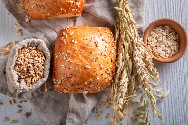 ขนมป งโฮลเกรนและขนมโอ ตเพ ขภาพอบท ขนมป งจากร านเบเกอร — ภาพถ่ายสต็อก
