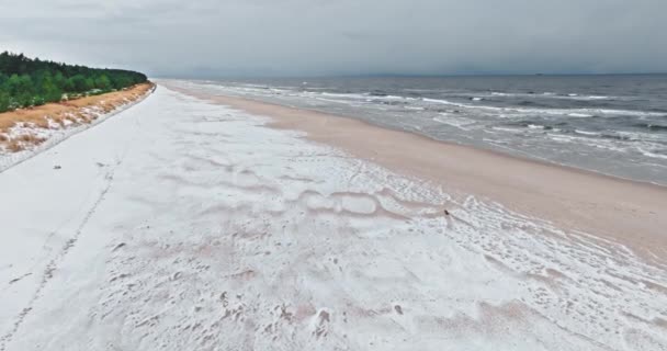 Вид Воздуха Снежный Пляж Балтийского Моря Зимой Польше — стоковое видео