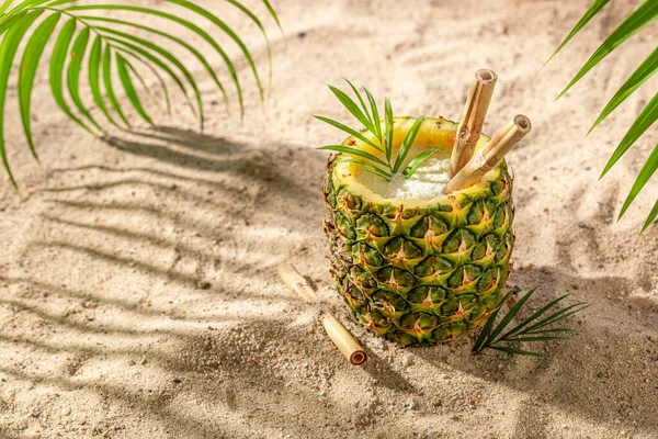 Deilig Pinak Ananas Servert Sandstrand Drikke Servert Eksotisk Strand – stockfoto