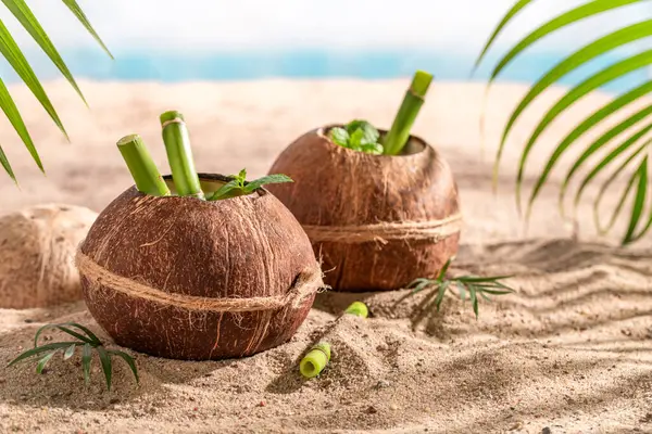Herkullinen Pinacolada Kookospähkinässä Valmis Juomaan Lomat Paratiisin Rannalla — kuvapankkivalokuva