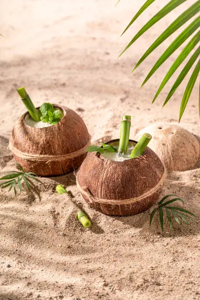 Herkullinen Pinacolada Kookospähkinässä Tarjoillaan Hiekkaisella Saarella Juoma Tarjoillaan Eksoottisella Rannalla — kuvapankkivalokuva