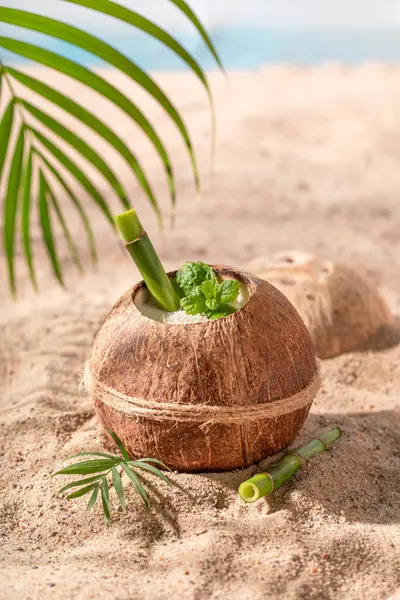 Tuore Pinacolada Kookospähkinässä Hiekkarannalla Lomat Paratiisin Rannalla — kuvapankkivalokuva