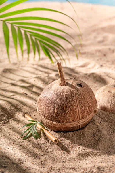 Kuorellinen Aromaattinen Kookosmaito Bambupilli Juoma Tarjoillaan Eksoottisella Rannalla — kuvapankkivalokuva