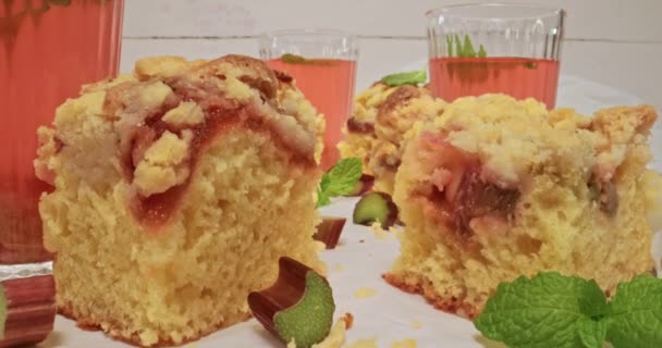 Zbliżenie Ciasto Rabarbarowe Jako Deser Podawane Mlekiem Domowe Ciasto Drożdżowe — Wideo stockowe