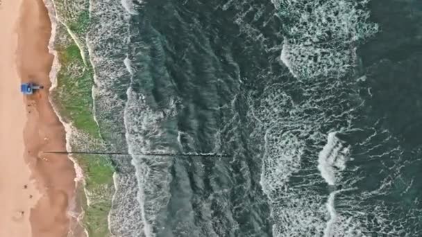 波兰波罗的海淹没了救生塔的空中景观 风暴过后波罗的海的空中景观 — 图库视频影像