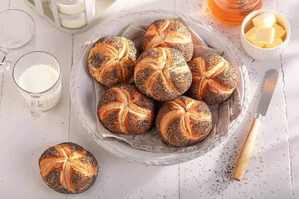 Gezonde Kaiser Broodjes Met Maanzaad Geserveerd Met Melk Ontbijt Met — Stockfoto
