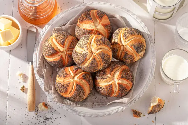 Zelfgemaakte Kaiser Broodjes Met Papaverzaad Witte Mand Ontbijt Met Broodjes — Stockfoto