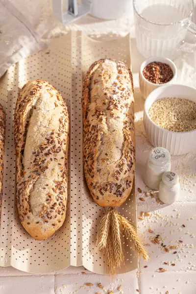 Zelfgemaakte Volkoren Stokbrood Een Rustieke Bakkerij Volkoren Bbaguettes Bakplaat — Stockfoto