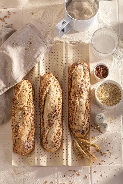 Hete Volkoren Stokbrood Gebakken Een Heldere Rustieke Keuken Volkoren Stokbrood — Stockfoto