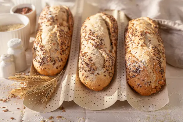 Warme Volkoren Stokbrood Vers Gebakken Bakkerij Volkoren Stokbrood Voor Het — Stockfoto