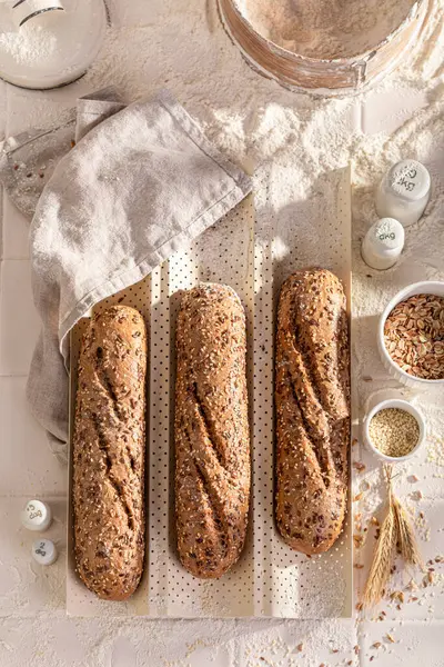 Lekkere Volkoren Stokbrood Gebakken Een Heldere Rustieke Keuken Volkoren Stokbrood — Stockfoto