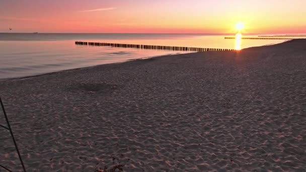 Cankurtaran Kulübesi Tekne Güneş Doğarken Deniz Kıyısında Polonya Polonya — Stok video