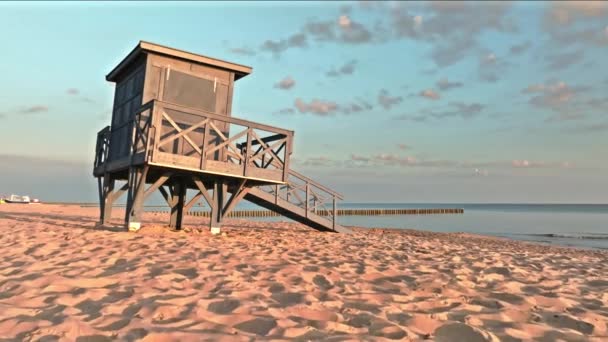 Rustige Zonsondergang Met Zon Aan Horizon Door Oostzee Met Golven — Stockvideo