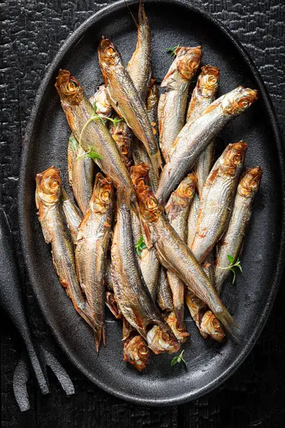 Espadines Ahumados Sabrosos Salados Como Comida Mediterránea Popular Pescado Ahumado Fotos de stock