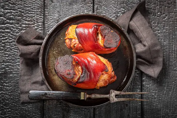 크립시와 신선한 너클1 생고기로 재료와 향신료를 Schweinshaxe — 스톡 사진
