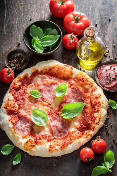 Traditionell Pepperonipizza Med Salami Och Tomater Klassiskt Italienskt Kök Pepperoni Stockbild