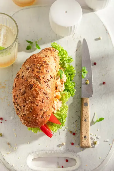 Velsmakende Ferskt Smørbrød Servert Med Sitronade Hvitbrett Sandwich Med Grønnsaker – stockfoto