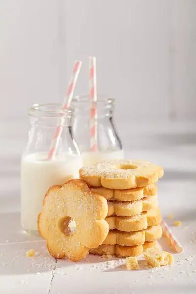 Νόστιμα Και Παραδοσιακά Βουτυρένια Μπισκότα Σερβιρισμένα Γάλα Μπουκάλι Μπισκότα Βουτύρου Εικόνα Αρχείου