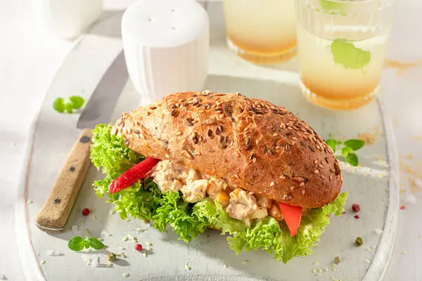 Smaklig Och Fräsch Smörgås Med Currykyckling Sallad Och Paprika Smörgås Stockbild